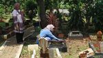 Lebaran, Warga Ziarah di Pemakaman Kramat Pela