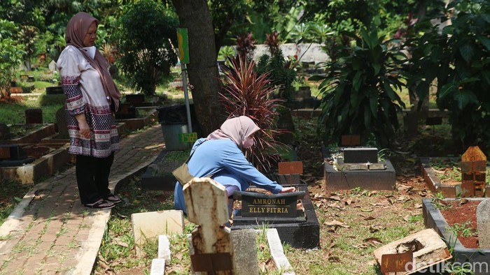 Ziarah kubur marak dilakukan saat lebaran. Biasanya ziarah dilakukan usai salat Idul Fitri, seperti terlihat di Pemakaman Wakaf Kramat Pela, Jakarta Selatan, Sabtu (22/4/2023).
