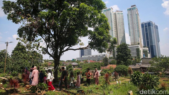 Lebaran, Warga Ziarah di Pemakaman Kramat Pela Ziarah kubur marak dilakukan saat lebaran. Biasanya ziarah dilakukan usai salat Idul Fitri, seperti terlihat di Pemakaman Wakaf Kramat Pela, Jakarta Selatan, Sabtu (22/4/2023).