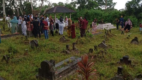 Makam Kampung Islam Angantiga, di Desa Petang, Kecamatan Petang, Kabupaten Badung, Bali, ramai didatangi peziarah saat Idul Fitri 1444, Sabtu (22/4/2023).