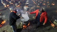 Relawan Nakhlistan menyiapkan 181 panci makanan untuk ribuan keluarga yang kurang mampu untuk merayakan akhir bulan puasa Ramadan di Cape Town, Afrika Selatan, Jumat (21/4/2023).