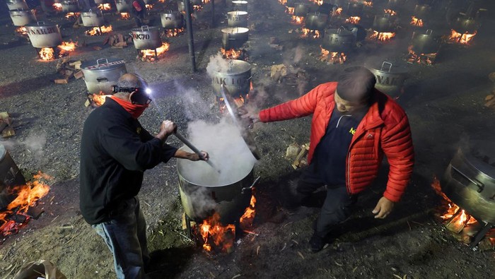 Makanan Gratis untuk Warga Kurang Mampu Rayakan Lebaran di Cape Town Cape Town's NGO, Nakhlistan volunteers prepare 181 pots of food for less fortunate families to celebrate the end of the Muslim fasting month of Ramadan in Cape Town, South Africa, April 21, 2023. REUTERS/Esa Alexander TPX IMAGES OF THE DAY