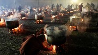 Setiap tahun, Nakhlistan menandai hari Idul Fitri dengan menghubungkan kebutuhan kota, memasak beberapa ratus panci makanan yang mereka bagikan kepada orang-orang di sekitar Cape Town. 