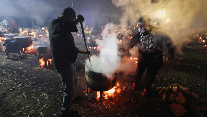 Makanan Gratis untuk Warga Kurang Mampu Rayakan Lebaran di Cape Town Cape Town's NGO, Nakhlistan volunteers prepare 181 pots of food for less fortunate families to celebrate the end of the Muslim fasting month of Ramadan in Cape Town, South Africa, April 21, 2023. REUTERS/Esa Alexander TPX IMAGES OF THE DAY