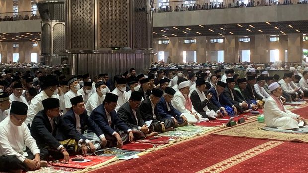 Ma'ruf Amin duduk bersebelahan dengan Jusuf Kalla di Masjid Istiqlal