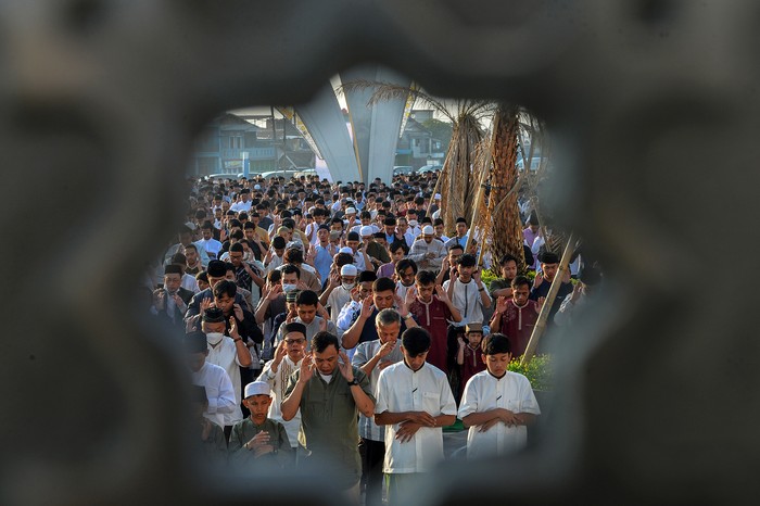 Umat Islam yang melaksanakan Shalat Idul Fitri di Masjid Raya Al Jabbar, Gedegage, Bandung, Jawa Barat, Sabtu (22/4/2023). Pemerintah menetapkan 1 Syawal 1444 H pada Sabtu (22/4). ANTARA FOTO/Raisan Al Farisi/nym.