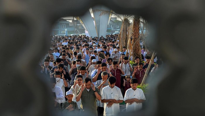 Umat Islam yang melaksanakan Shalat Idul Fitri di Masjid Raya Al Jabbar, Gedegage, Bandung, Jawa Barat, Sabtu (22/4/2023). Pemerintah menetapkan 1 Syawal 1444 H pada Sabtu (22/4). ANTARA FOTO/Raisan Al Farisi/nym.