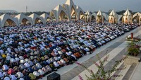 Untuk diketahui, Pemprov Jabar memusatkan pelaksanaan salat Idul Fitri hari ini di Masjid Raya Al Jabbar. 