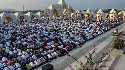 Umat Islam yang melaksanakan Shalat Idul Fitri di Masjid Raya Al Jabbar, Gedegage, Bandung, Jawa Barat, Sabtu (22/4/2023). Pemerintah menetapkan 1 Syawal 1444 H pada Sabtu (22/4). ANTARA FOTO/Raisan Al Farisi/nym.