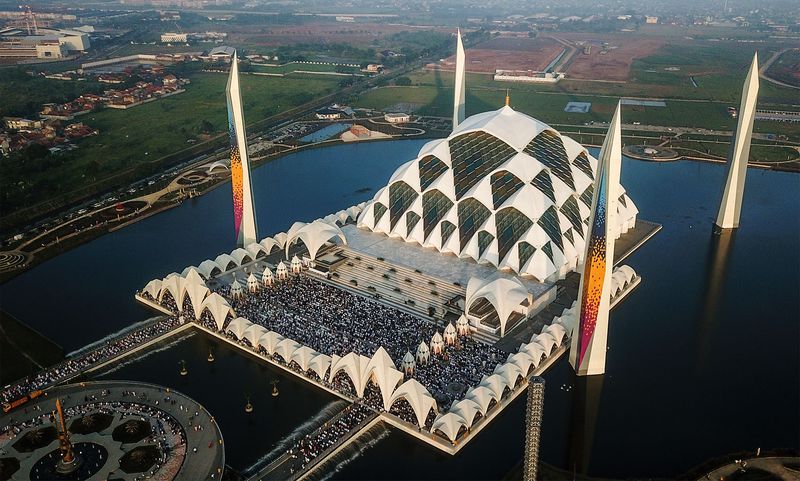 Umat Islam yang melaksanakan Shalat Idul Fitri di Masjid Raya Al Jabbar, Gedegage, Bandung, Jawa Barat, Sabtu (22/4/2023). Pemerintah menetapkan 1 Syawal 1444 H pada Sabtu (22/4). ANTARA FOTO/Raisan Al Farisi/nym.