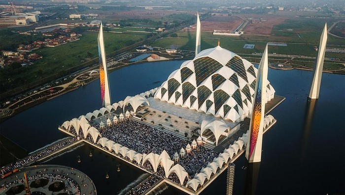 Umat Islam yang melaksanakan Shalat Idul Fitri di Masjid Raya Al Jabbar, Gedegage, Bandung, Jawa Barat, Sabtu (22/4/2023). Pemerintah menetapkan 1 Syawal 1444 H pada Sabtu (22/4). ANTARA FOTO/Raisan Al Farisi/nym.