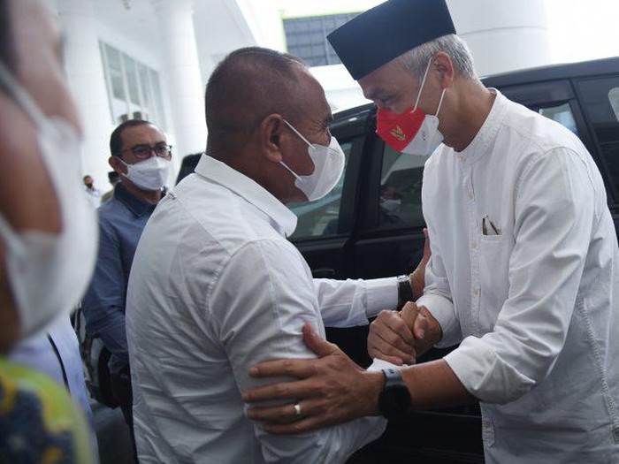 Gubernur Sumut Edy Rahmayadi menyambut kehadiran Ganjar Pranowo di Medan, Jumat (8/4/2022)