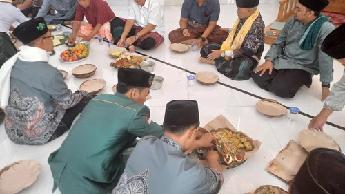 Tradisi megibung di Kampung Singaraja dihadiri keluarga Puri Kanginan Singaraja, Sabtu (22/4/2023).