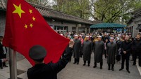 Umat Muslim Tionghoa berkumpul saat bendera nasional dikibarkan sebelum salat Idul Fitri di Masjid Niujie yang bersejarah di Beijing, China, Sabtu (22/4/2023). Cahaya Islam di China juga dapat dilihat dari kehidupan umat Muslim Hui. 