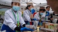 Wanita Muslim Hui Tionghoa menjual makanan di pasar khusus setelah salat Idul Fitri. Masjid Niujie pun kerap jadi tempat berkumpulnya umat Muslim di China. Di momen Lebaran 2023 ini pun masjid tersebut menjadi lokasi salat Idul Fitri. 