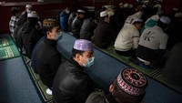 Pria Muslim Tionghoa menunggu sebelum melakukan salat Idul Fitri di Masjid Niujie. Mengutip Getty Images, kehadiran Islam di Tiongkok diketahui berasal dari abad ke-10 sebagai warisan pedagang Arab yang berkelana dari Timur Tengah di sepanjang Jalur Sutra Kuno. Dari sekitar 23 juta Muslim di China, sekitar setengahnya merupakan Suku Hui yang beretnis China dan berbicara bahasa Mandarin.