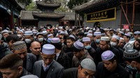 Muslim China berkerumun saat mereka pergi setelah salat Idul Fitri di Masjid Niujie. Membahas mengenai Muslim Hui yang hidup dan tinggal di daratan China juga tak dapat dilepaskan dari faktor asimilasi. Seiring berjalannya waktu, Muslim Hui melebur dalam lapisan sosial masyarakat China. Mereka tinggal, berkeluarga hingga kemudian beranak-pinak dengan etnis lain yang ada di Negeri Tirai Bambu, salah satunya etnis Han. Tak heran, Muslim Hui pun kemudian bisa berbahasa Mandarin dan menyebar ke berbagai daerah di negara tersebut.