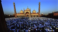 Umat Islam melaksanakan salat Idul Fitri menandai berakhirnya bulan puasa Ramadhan di Masjid Jama, di New Delhi, India. AP/Deepanshu Aggarwal 
