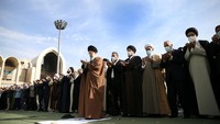 Pemimpin Tertinggi Iran Ayatollah Ali Khamenei menghadiri salat Idul Fitri menandai akhir bulan puasa Ramadhan di Teheran, Iran, Sabtu (22/4/2023). WANA News Agency/Reuters 