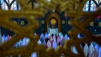 Umat Muslim menghadiri salat Idul Fitri berjemaah, yang menandai akhir bulan puasa Ramadan, di sebuah masjid di Bangkok, Thailand. REUTERS/Athit Perawongmetha