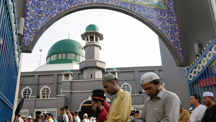 Muslims perform a mass prayer at a mosque during Eid al-Fitr, marking the end of the holy fasting month of Ramadan, in Kuala Lumpur, Malaysia, April 22, 2023. REUTERS/Hasnoor Hussain