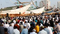 Orang-orang mengikuti salat berjamaah di pelabuhan Sunda Kelapa, Jakarta. REUTERS/Ajeng Dinar Ulfiana 