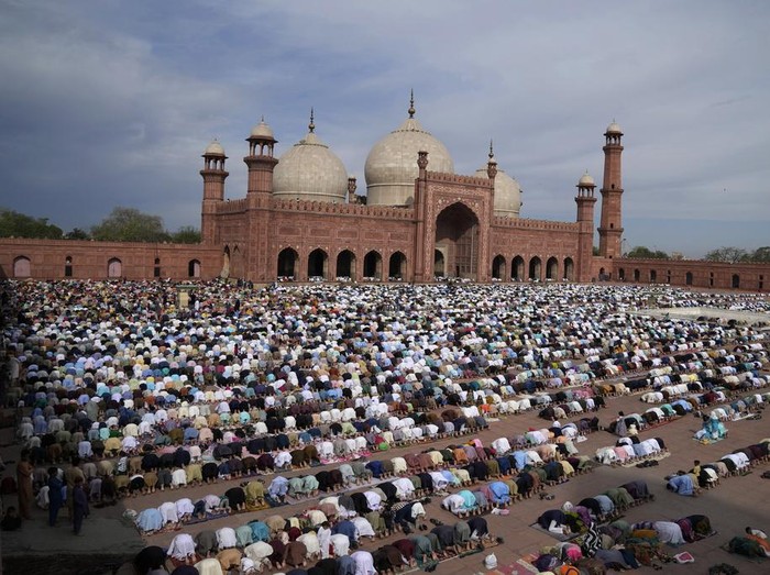 Muslims perform an Eid al-Fitr prayer, marking the end of the fasting month of Ramadan, at historical Badshahi mosque, in Lahore, Pakistan, Saturday, April, 22, 2023. (AP Photo/K.M. Chaudary)