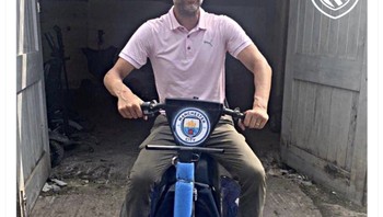 Meme Pep Guardiola siap menyalip Arsenal. Foto: Twitter