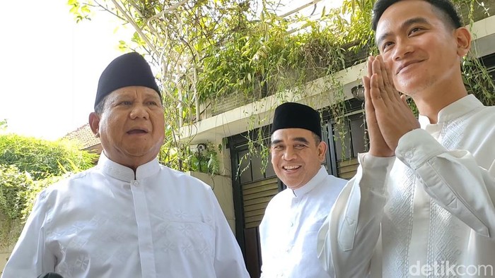Menhan Prabowo Subianto didampingi Wali Kota Solo Gibran Rakabuming Raka di kediaman Jokowi di Sumber, Solo, Sabtu (22/4/2023).