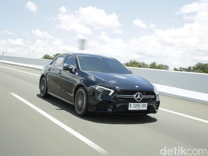 Banyak Orang Indonesia Mudik Pakai Mobil Mercedes-Benz