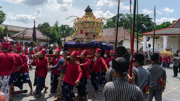 Warga berebut gunungan saat acara Grebeg Syawal 1444 H Keraton Yogyakarta di Masjid Gedhe, Kauman, Yogyakarta, Sabtu (22/4/2023). Grebeg Syawal yang menjadi simbol ungkapan syukur Keraton Yogyakarta atas segala limpahan rejeki dan keselamatan dari Tuhan Yang Maha Esa itu tahun ini kembali digelar secara luring dan dihadiri ribuan warga setelah tiga tahun tidak diadakan karena pandemi COVID-19. ANTARA FOTO/Andreas Fitri Atmoko/nym.