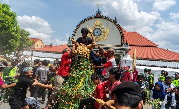 Warga berebut gunungan saat acara Grebeg Syawal 1444 H Keraton Yogyakarta di Masjid Gedhe, Kauman, Yogyakarta, Sabtu (22/4/2023). Grebeg Syawal yang menjadi simbol ungkapan syukur Keraton Yogyakarta atas segala limpahan rejeki dan keselamatan dari Tuhan Yang Maha Esa itu tahun ini kembali digelar secara luring dan dihadiri ribuan warga setelah tiga tahun tidak diadakan karena pandemi COVID-19. ANTARA FOTO/Andreas Fitri Atmoko/nym.