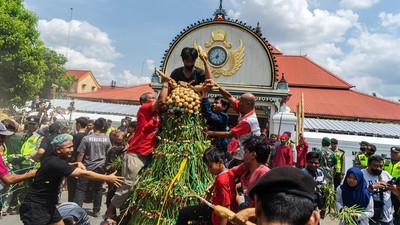 Meriahnya Rebutan Gunungan Grebeg Syawal Keraton Yogyakarta