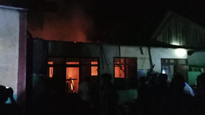 Kebakaran melanda rumah dinas guru dan perpustakaan SD GMIM Tambelang, Minahasa Selatan (Minsel), Sulawesi Utara (Sulut).