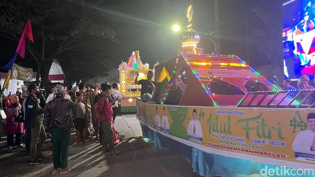 Mobil hias ikut pawai malam takbiran di Kantor Camat Medan Marelan. (Raja Malo/detikSumut)