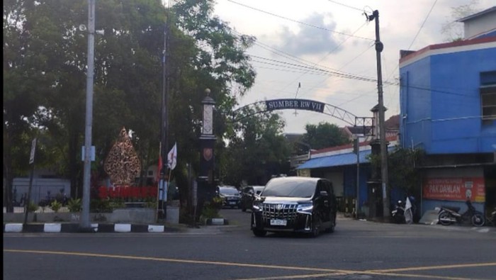 Mobil Jokowi meninggalkan kediaman di Sumber, Solo, Sabtu (22/4/2023).
