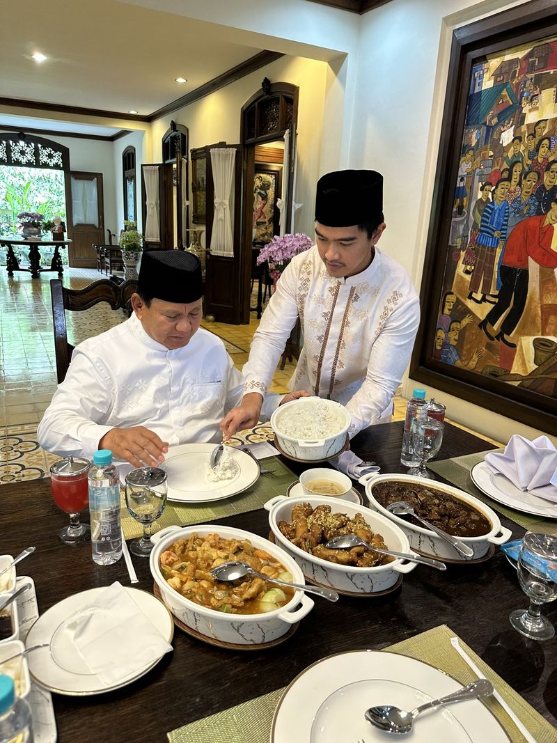 Momen Kaesang mengambilkan nasi untuk Ketum Gerindra Prabowo Subianto. (dok Twitter Gibran)