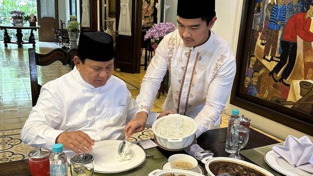 Momen Kaesang mengambilkan nasi untuk Ketum Gerindra Prabowo Subianto. (dok Twitter Gibran)