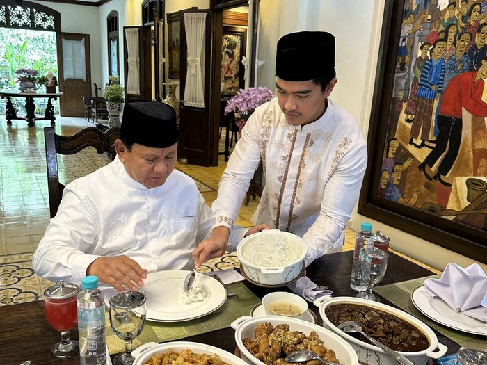 Momen Kaesang mengambilkan nasi untuk Ketum Gerindra Prabowo Subianto. (dok Twitter Gibran)