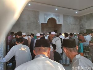 Bahagia Bercampur Duka Penyintas Gempa Cianjur di Hari Lebaran