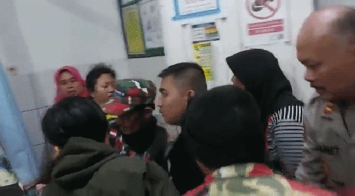 Momen saat evakuasi ibu hamil di Sukabumi, Sabtu (22/4/2023).