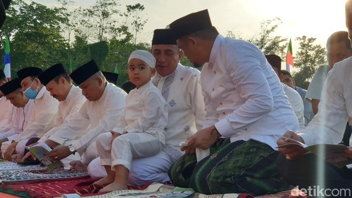 Momen salat Id Edy Rahmayadi bersama Bobby Nasution.