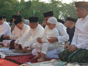 Salat Id Bersama Bobby, Ketua Nahyan Nyaman Dipangku Edy Rahmayadi
