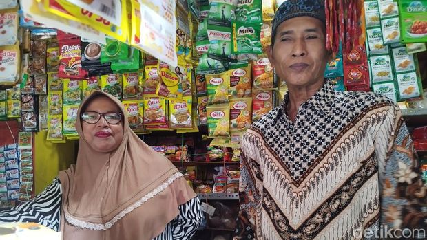 Muhammad Soleh dan Sumiati, pasutri pemilik sekaligus penjaga salah satu Warung Madura.