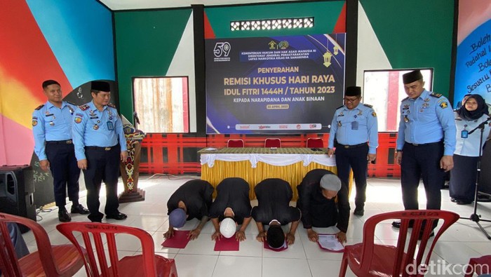 Napi di Lapas Samarinda sujud syukur usai dinyatakan bebas setelah menerima remisi khusus lebaran.