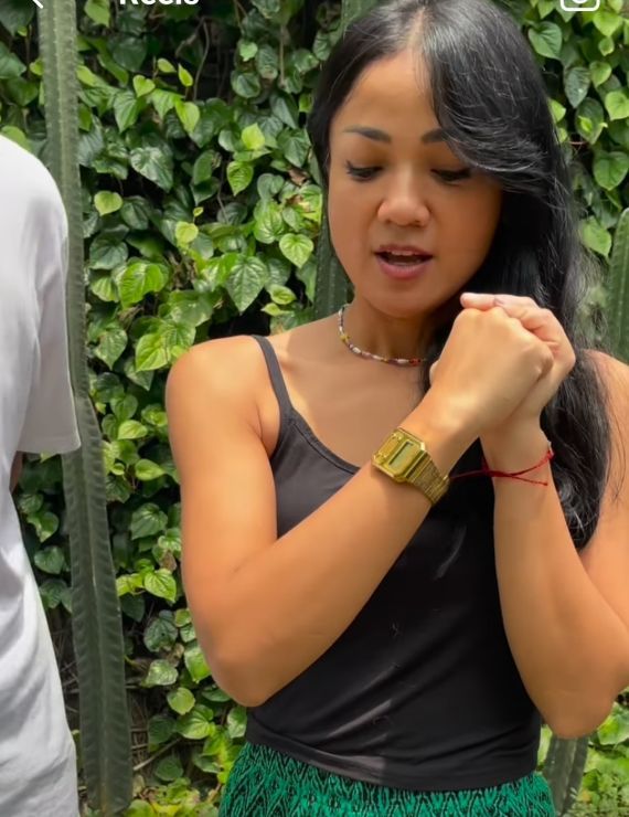 Nirina Zubir pamer jam tangan baru.