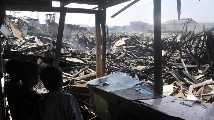 Sejumlah petugas PLN memperbaiki kabel listrik usai kebakaran rumah  semi permanen di Muara Angke, Penjaringan Jakarta Utara, Sabtu (22/4/2023). Menurut petugas, sebanyak 24 unit mobil pemadam kebakaran dikerahkan untuk memadamkan api sekitar pukul 01.30 WIB dini hari yang menghanguskan 290 unit rumah semi permanen dan penyebab kebakaran masih dalam penyelidikan. ANTARA FOTO/ Fakhri hermansyah/nym.