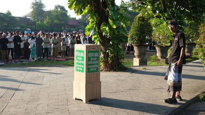 Pecalang Jaga Salat Idul Fitri di Bali Pecalang atau satuan pengamanan desa adat Bali berjaga saat umat Islam melaksanakan Shalat Idul Fitri 1444 H di Lapangan Lumintang, Denpasar, Bali. Sabtu (22/4/2023). Pengamanan Shalat Idul Fitri tersebut melibatkan sebanyak 15 orang Pecalang. ANTARA FOTO/Nyoman Hendra Wibowo/nym.