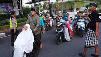 Mereka juga mengatur lalu lintas kendaraan warga yang akan menunaikan salat Idul Fitri.