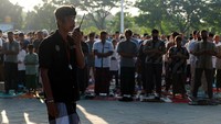 Pecalang atau satuan pengamanan desa adat Bali berjaga saat umat Islam melaksanakan salat Idul Fitri 1444 H di Lapangan Lumintang, Denpasar, Bali. Sabtu (22/4/2023) pagi.